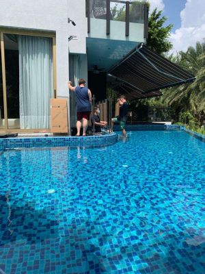 N30 Tank - Customise acrylic divider with stainless steel support for residential pool.
