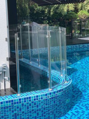 Beautiful acrylic divider installed on curved skirting of swimming pool.